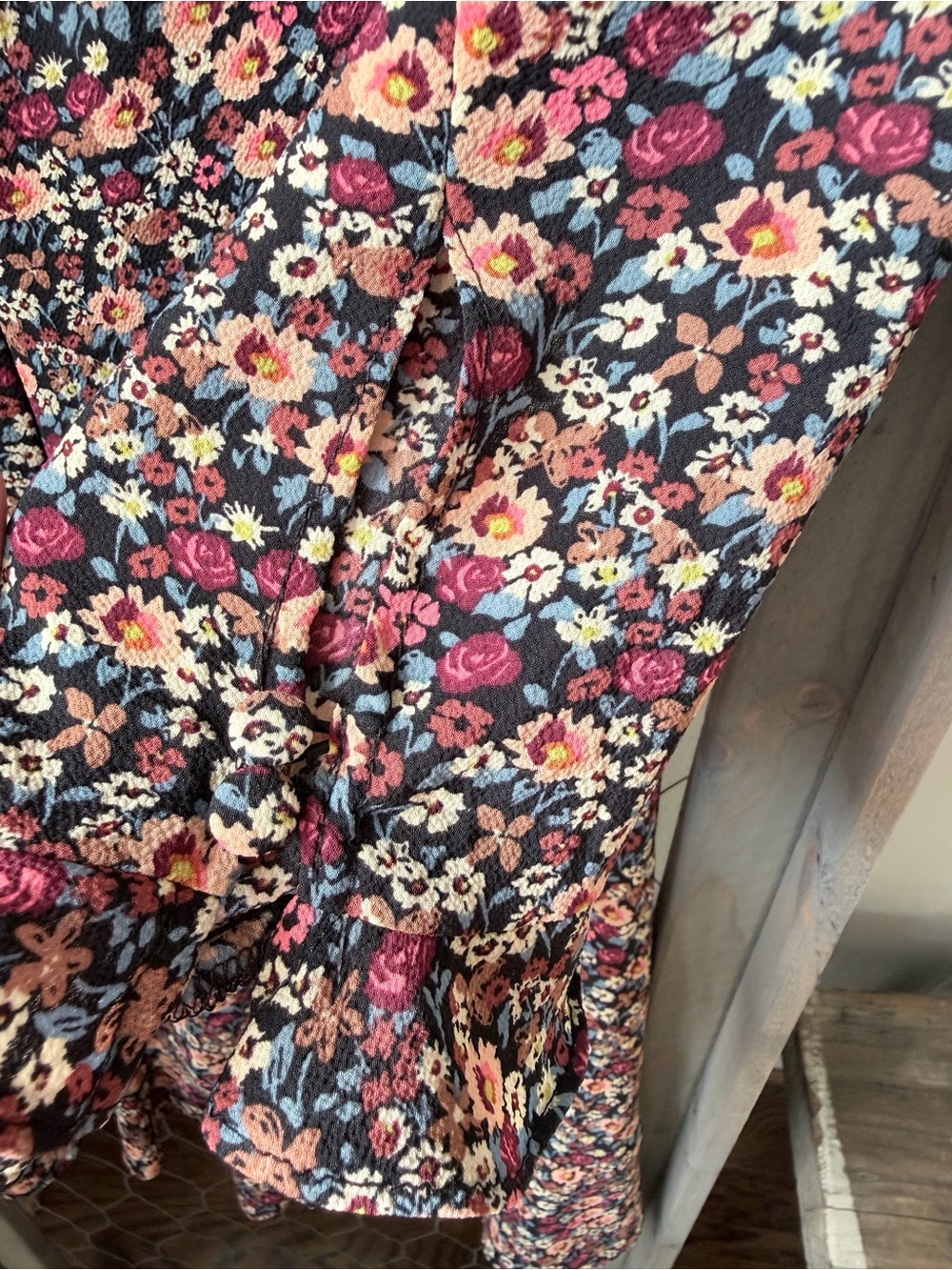 Topshop Size 6 V-Neck Ruffled Hem Flutter Sleeve Floral Dress - Picture 7 of 9
